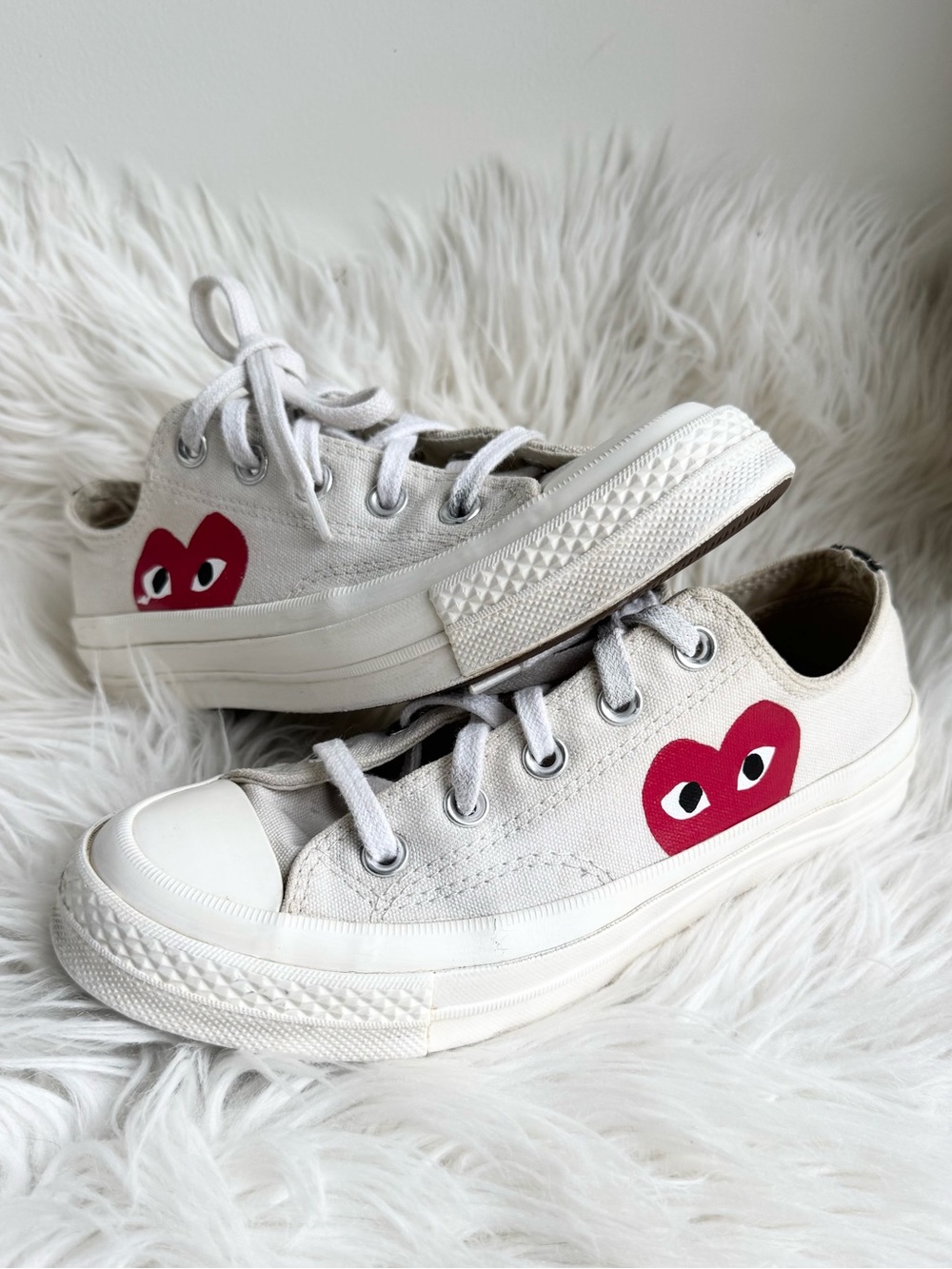 CONVERSE X COMME DES GARÇONS CDG PLAY white chuck taylors w/ heart detail size 6